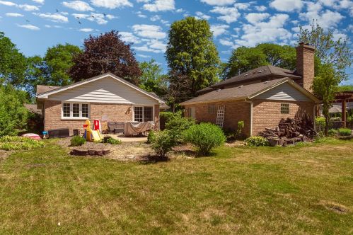 621 Albion Ln, Mount Prospect, IL 60056-1101