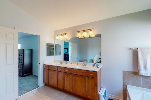 725 Bluebell Ln, Pingree Grove IL  60140-9154 exterior