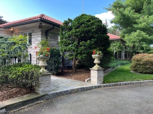 37 Ridge Rd, Town Center, NJ 07052-4018