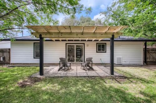 1704 Fair Oaks Dr, Austin TX  78745-2810 exterior