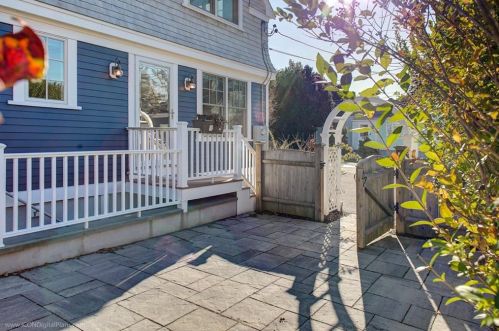 2 Katzman Pl, Middletown, RI 02840-1910