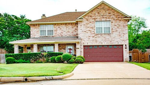 425 Sunset Oaks Dr, Fort Worth, TX 76112-1177