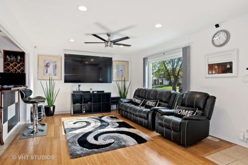 608 Newberry Dr, Streamwood, IL 60107-2034