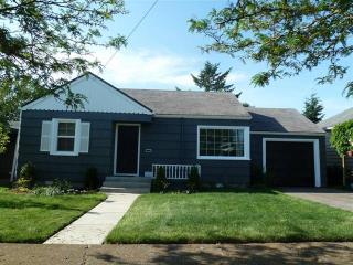 1090 13 Ave, Albany OR  97321-1614 exterior