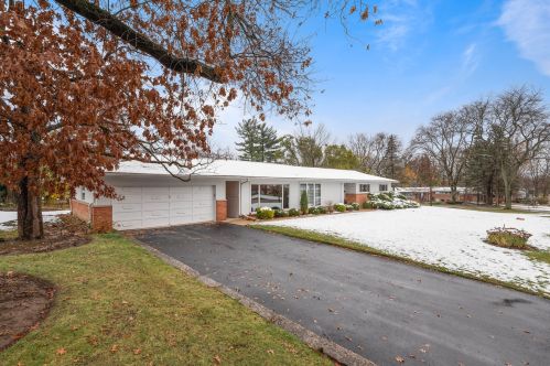 821 Apple Tree Ln, Highland Park, IL 60035-1201