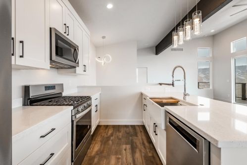 182 Valley View Ave, Hoytsville, UT 84017-5533