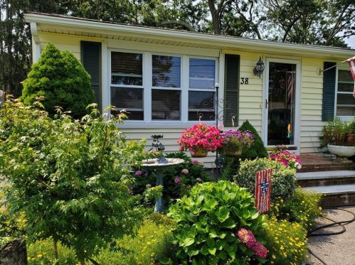38 Amsterdam Ave, Warwick, RI 02889-3701