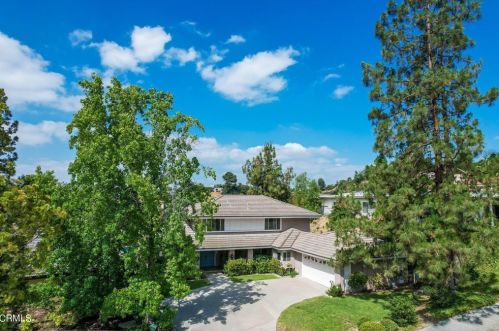 1633 Oakengate Dr, Glendale, CA 91207-1551