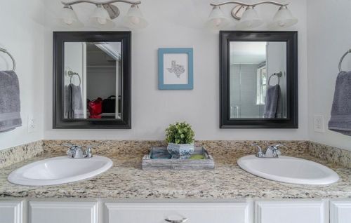 1917 Middle Gln Dr, Carrollton TX 75007-2418 exterior