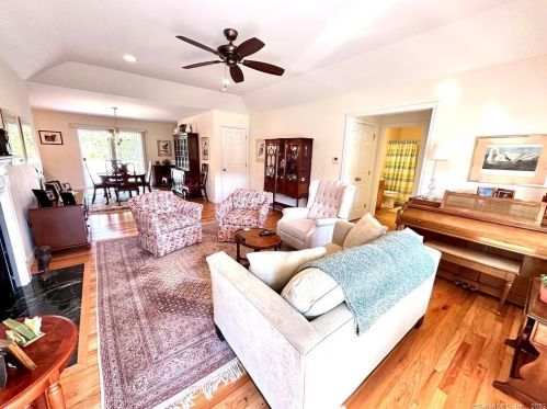 20 Woodridge Dr, Windsor Locks, CT 06096