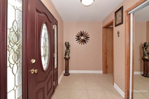 172 Bunkerhill Ave, South Elgin, IL 60177-1805