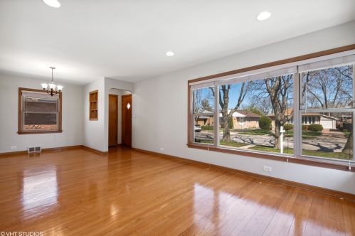 7414 Kildare Ave, Skokie, IL 60076-3822