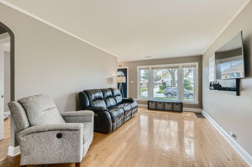 7022 Keeney St, Niles IL  60714-3038 exterior