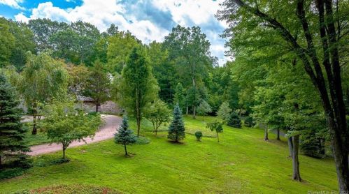 588 Charcoal Ave, Waterbury, CT 06762-1407