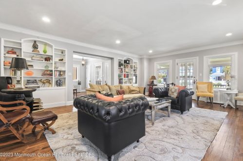 302 2nd Ave, Tinton Falls NJ  07712-6132 exterior