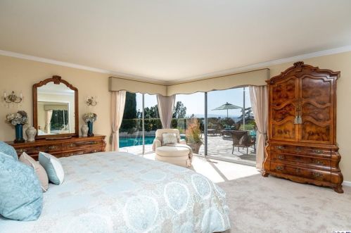 1629 Heather Ridge Dr, Glendale CA  91207-1035 exterior