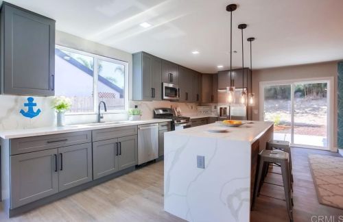 1461 Darwin Dr, Oceanside CA  92056-3042 exterior