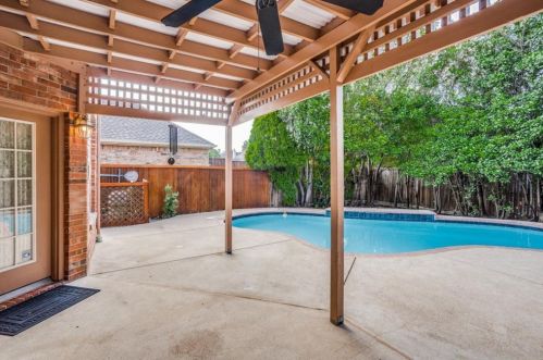 1113 Hunters Crk Dr, Carrollton TX 75007-1112 exterior