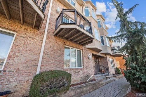 352 Gorge Rd, Cliffside Park NJ  07010-2737 exterior