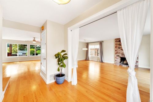 556 Cambridge Dr, Benicia, CA 94510-1316
