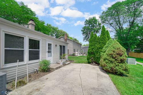 1926 Springside Dr, Naperville IL  60565-2242 exterior