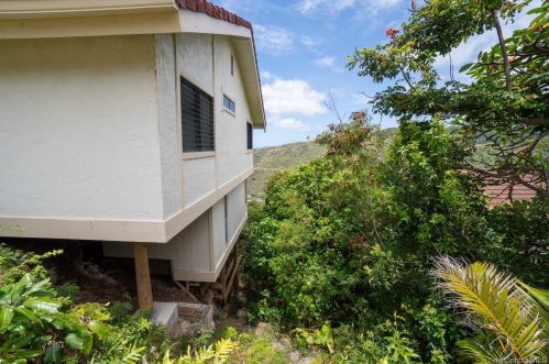 1072 Kaumoku St, Honolulu HI  96825-1306 exterior