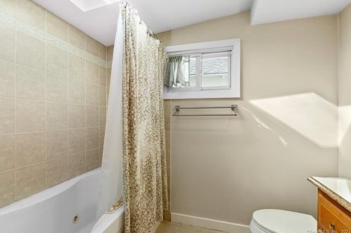 6 Center St, Niantic CT  06357-2658 exterior