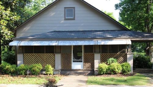 309 2nd Ave, Tennille, GA 31089-1229
