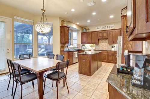 2540 Grn Oak Dr, Carrollton TX 75010-4221 exterior