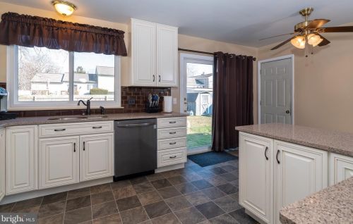 151 Tanglewood Ln, Lancaster PA  17601-3315 exterior