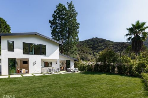 17252 Escalon Dr, Van Nuys CA  91436-4032 exterior