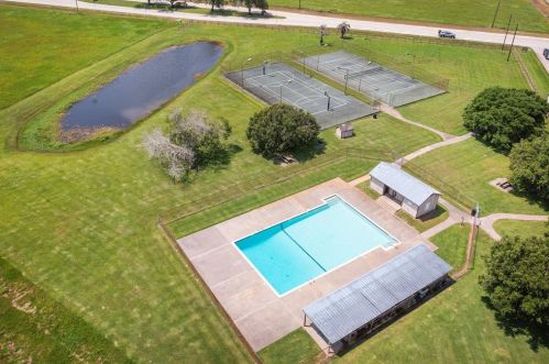 620 Longhorn Trl, Angleton TX 77515-9623 exterior