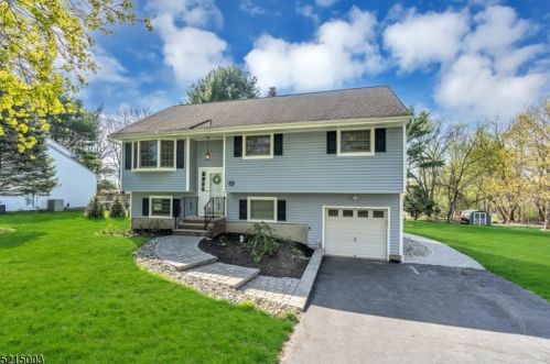 12 Hillside Dr, Clinton, NJ 08809-1213