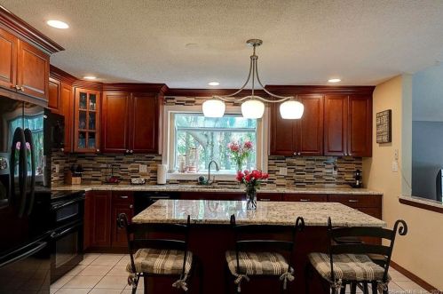 8 Fox Run Dr, Wallingford, CT 06492-5312