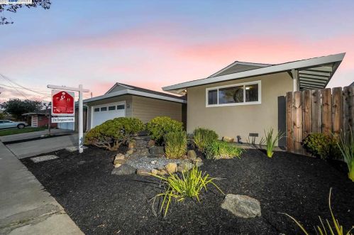 537 Lagunitas Ln, Hayward, CA 94544-1130