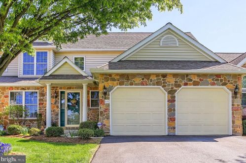 121 Fountain Dr, York, PA 17402-9118