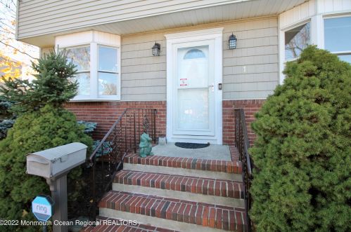 1 Annapolis Dr, Hazlet, NJ 07730-2301