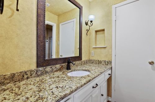 1932 Chesham Dr, Carrollton TX 75007-2403 exterior