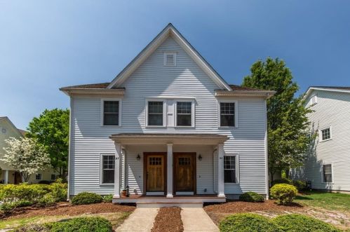 95 Waverly St, Warwick, RI 02889-3423
