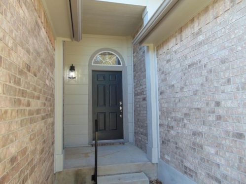 208 Discovery, Uhland TX  78640-5491 exterior