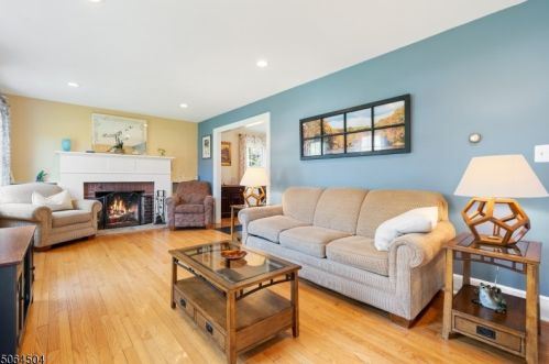 12 Ricker Rd, Kinnelon, NJ 07405-2317