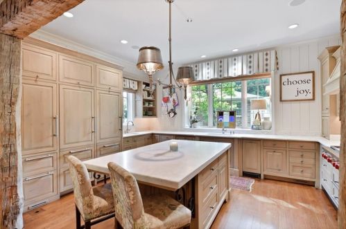 62 Brookhaven Dr, Atlanta GA  30319-1143 exterior
