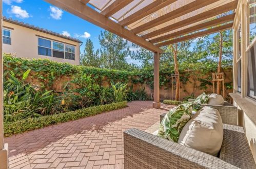 78 Rembrandt, Irvine CA  92620-7314 exterior