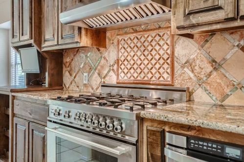 8717 Copano Dr, Austin TX  78749-3886 exterior