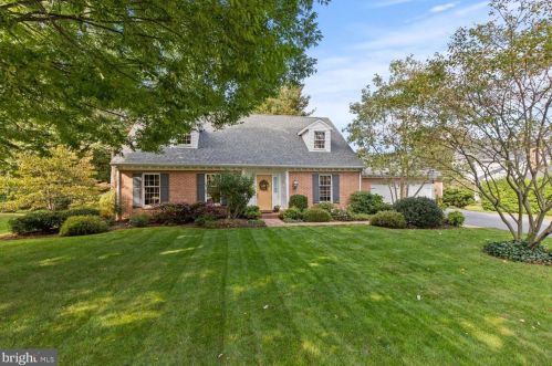 2595 Woodview Dr, Lancaster, PA 17601-1900