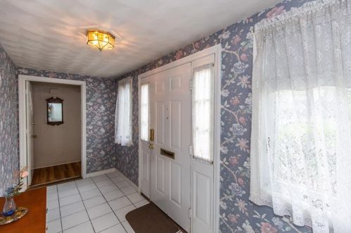 42 Rancocos Dr, Warwick, RI 02888-5508