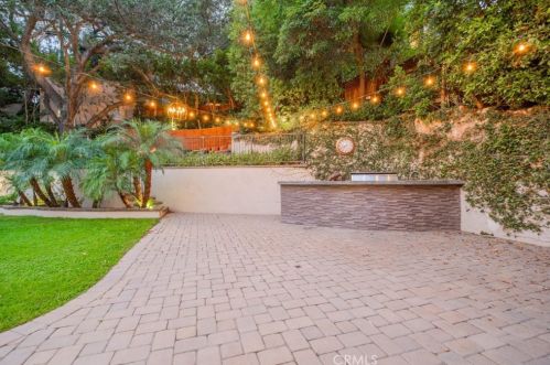 1566 Hillside Dr, Glendale CA  91208-2456 exterior