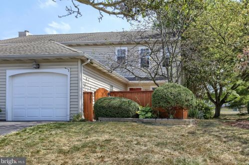 101 Treetops Dr, Lancaster, PA 17601-1741