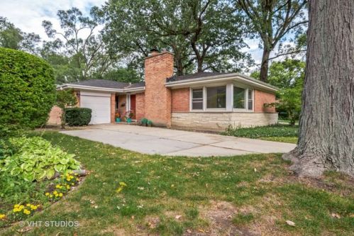 242 Bristol St, Northfield, IL 60093-3299