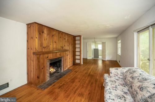18344 Sharon Rd, Triangle, VA 22172-1305